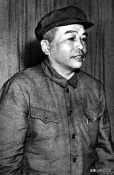在干热的黄土高原上，正在行军的彭德怀突然发现，有一个战士走起路来，总是拖着重步，