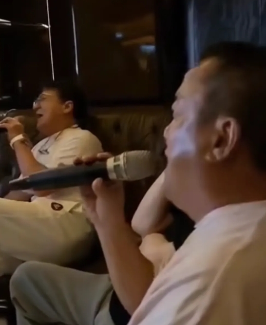 成龙和曾志伟pk唱歌！
论嗓门，应该是曾大哥厉害吧？
论唱功，应该算成龙大哥吧？