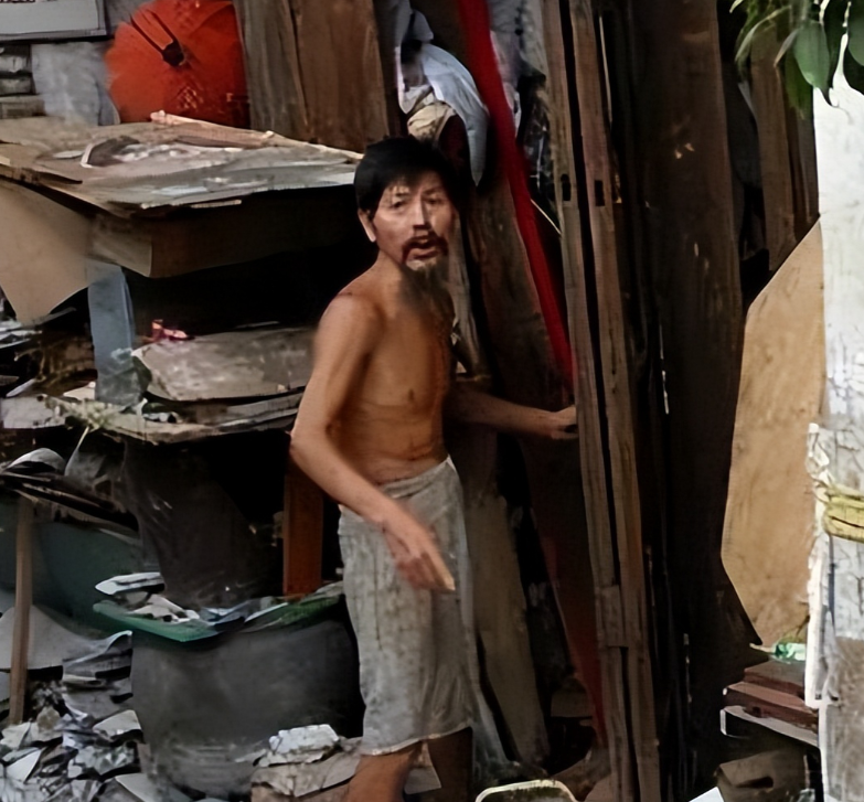 2008年，女孩在街头发现一位衣衫褴楼的老人很奇怪，靠捡破烂为生，但却能用左手作