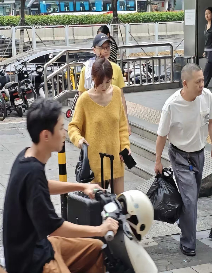 我嫂子提着行李箱来深圳找姐姐。 ​​​