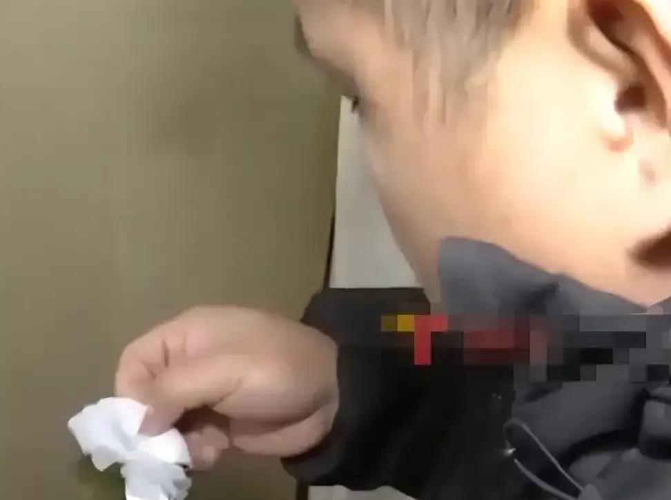 为了能在葬礼上穿得得体一点，某个男子从网上购买了一件价值七百多元的黑色羽绒服。然
