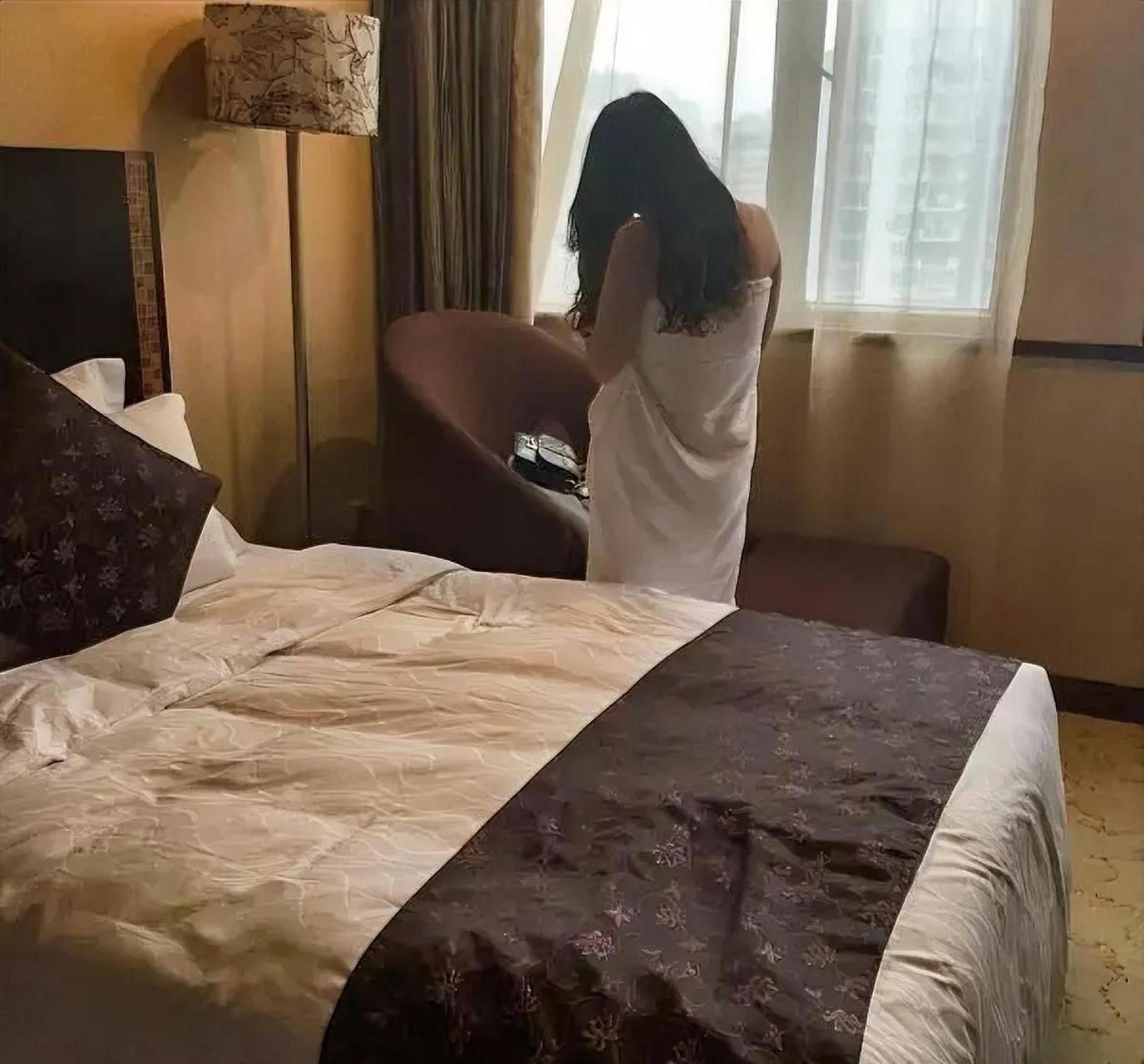 “男子“白嫖”不讲武德！”浙江一男子在网上约了个女网友15000元包夜，见面后，