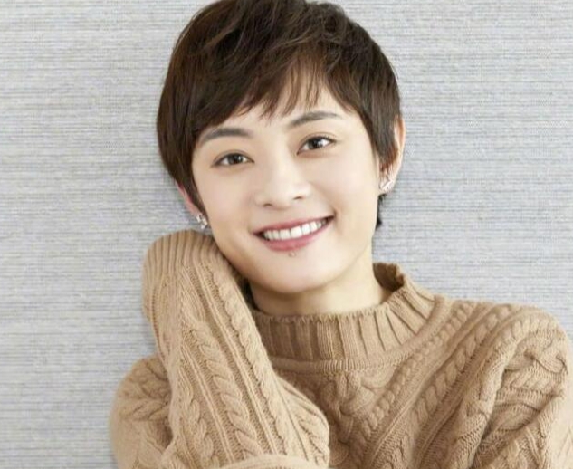 孙俪和赵又廷的吻戏确实很唯美。在那个场景下，孙俪白色长裙，漫天飘雪，一切都像偶像