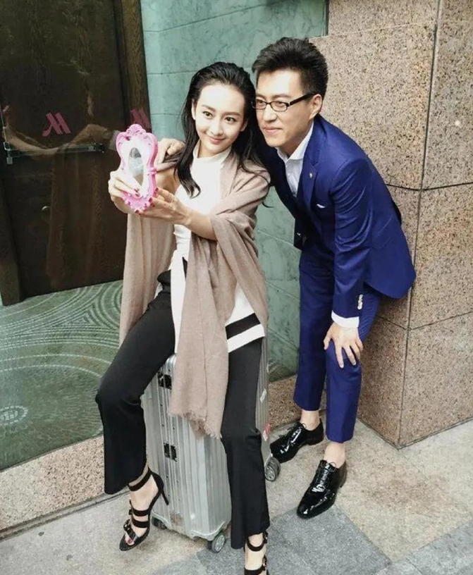 王鸥的大长腿真不是白长的，踩着高跟鞋坐在高高的行李箱上，脚都可以落地。姐姐长的这