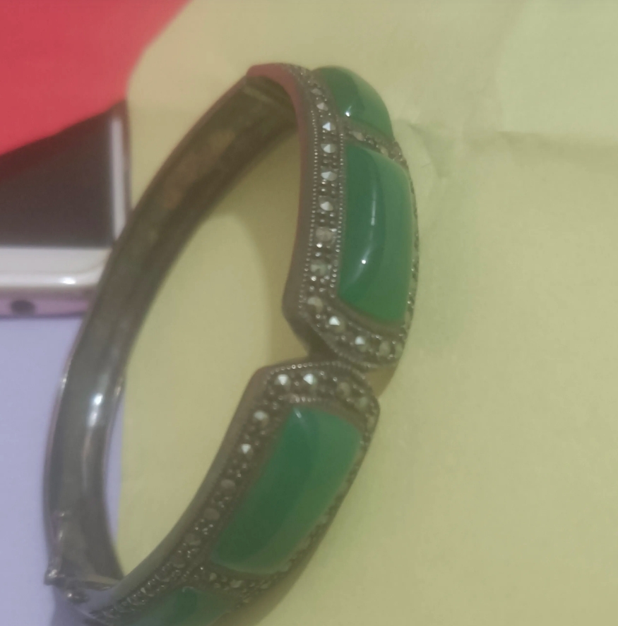 我婆婆前几天给我一个这样的手镯。

我嫌不好看，样式老气。我婆婆说，这个手镯是她