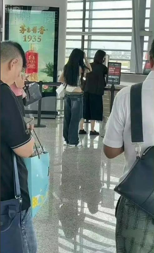 前方女士的裤子不慎滑落，是否需要善意的提醒她？ ​​​