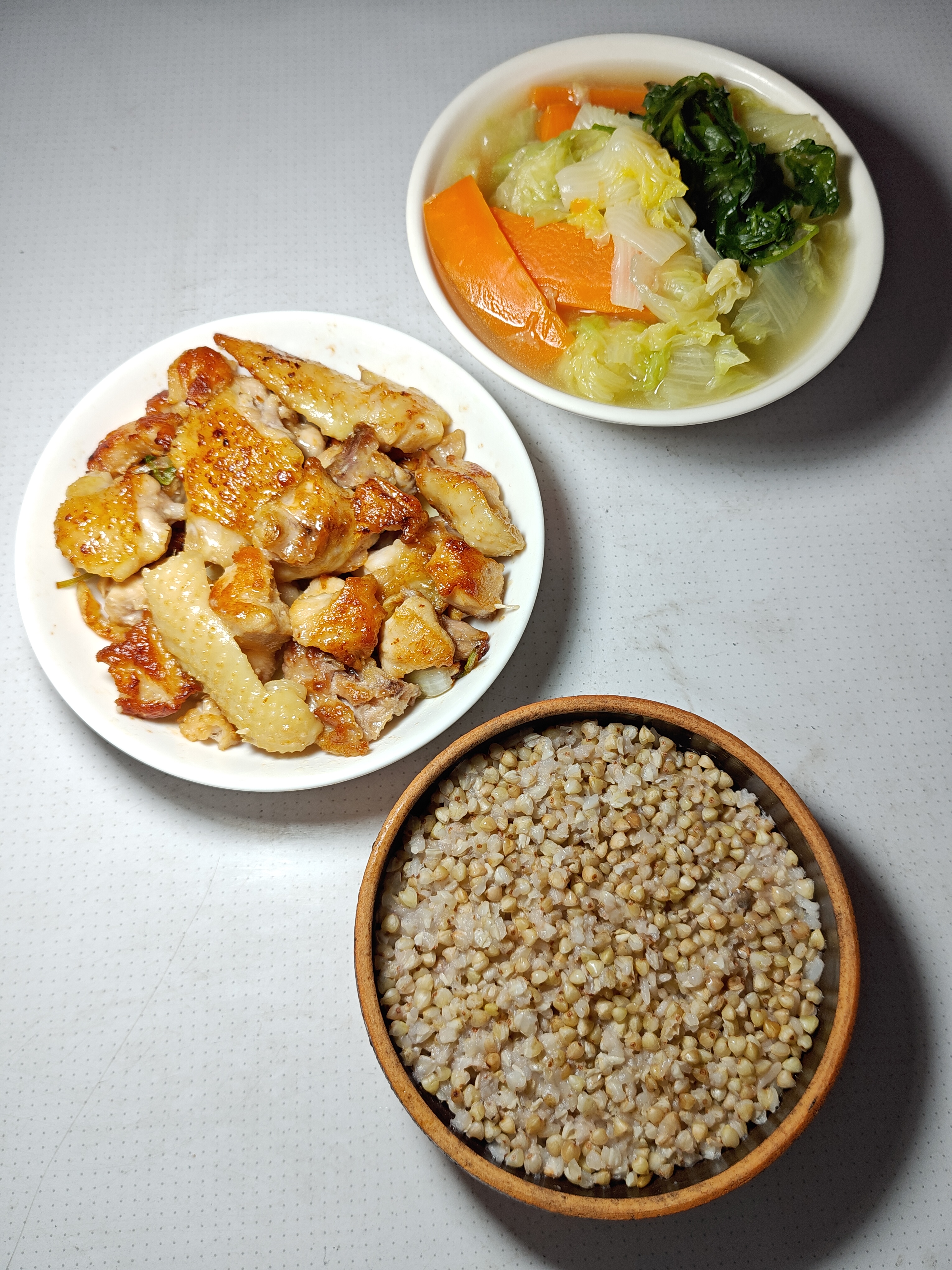 晚饭，干煎鸡，杂菜煲，杂粮饭。#晚餐# ​​​