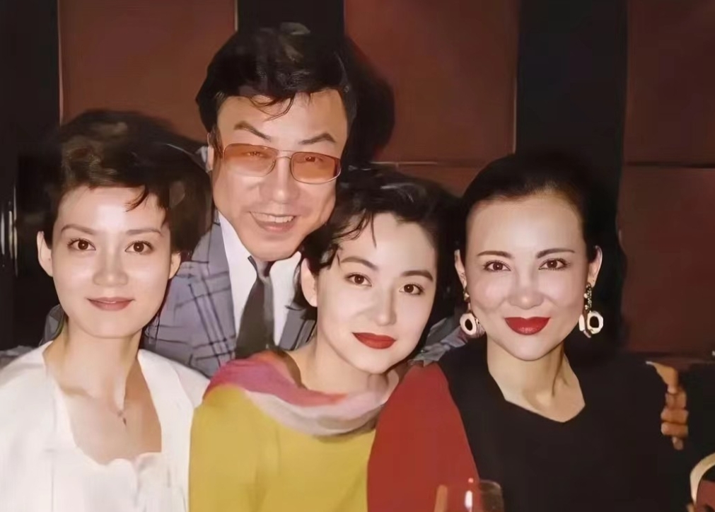 潘虹老师年轻时和林青霞的珍贵合照，镜头下的她高贵典雅，端庄大方，美貌不输林青霞，