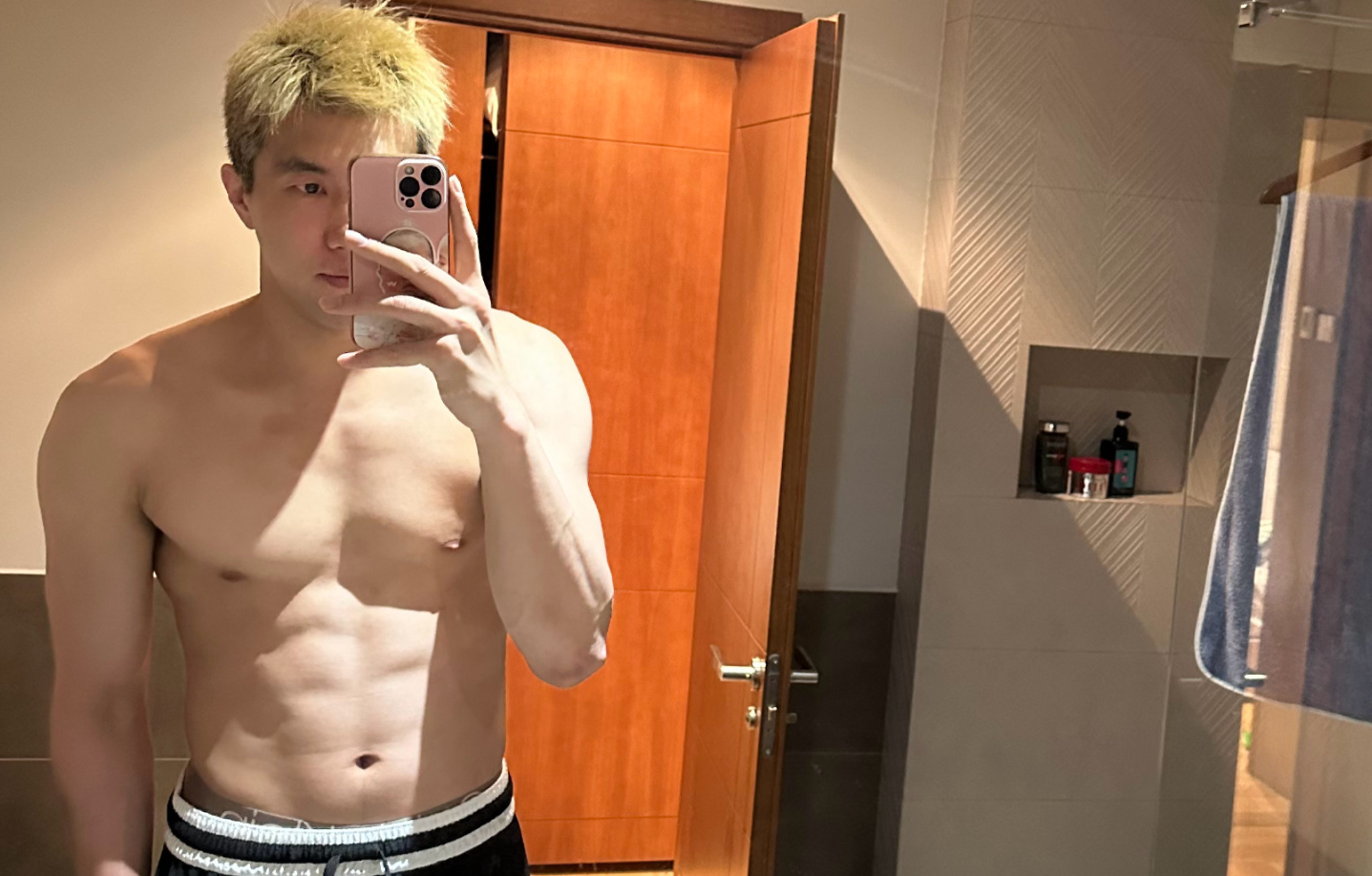 八块腹肌！郭艾伦训练后晒照，全力恢复，球迷呼呼尽快回归
郭艾伦在社交媒体上晒出自