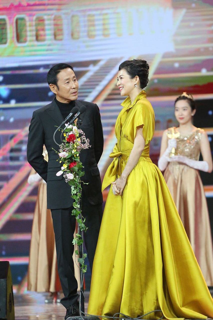 陈道明当年参演了章子怡执导的电影，首映礼后的合影环节，大家自觉让出C位，看到陈道