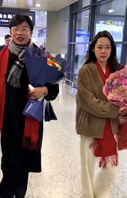 郭有才和苏畅一现身机场，气场全开，粉丝围堵，镁光灯闪烁不断，享受着明星般的待遇。
