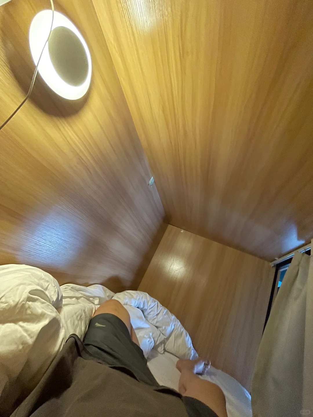 第一次住青旅，好颠啊都
凌晨一点看视频笑的嘎嘎嘎
凌晨一点多有人起来开始洗漱，并