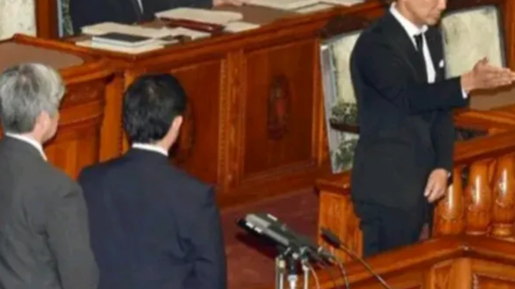 日本一位议员在一次竞选副首相时，因为他在幼年二战时期吃过韩国人母亲的奶水，所以他