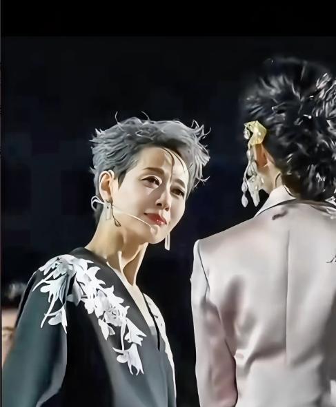 小时候光顾着看白娘子施法斗妖了。现在重温，却被许仙的眼神深深打动。那眼神，仿佛能