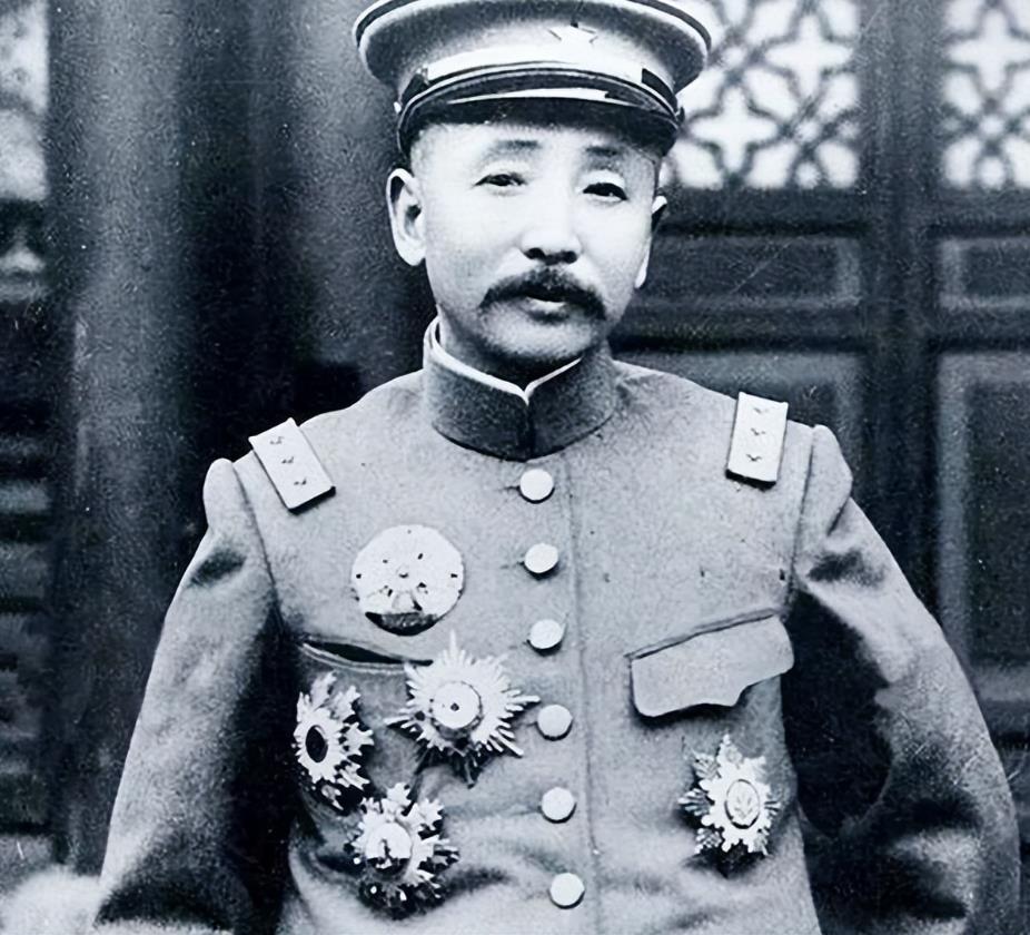 大帅府年轻的警卫员，找到张作霖支支吾吾地说：“大帅，俺娘给俺订了婚，姑娘长得很俊