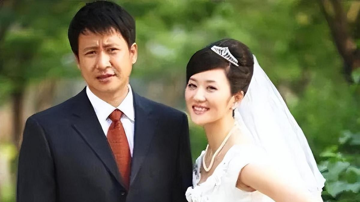 张国强：前妻嫌他穷跑了，40岁二婚带儿子娶女明星，如今苦尽甘来