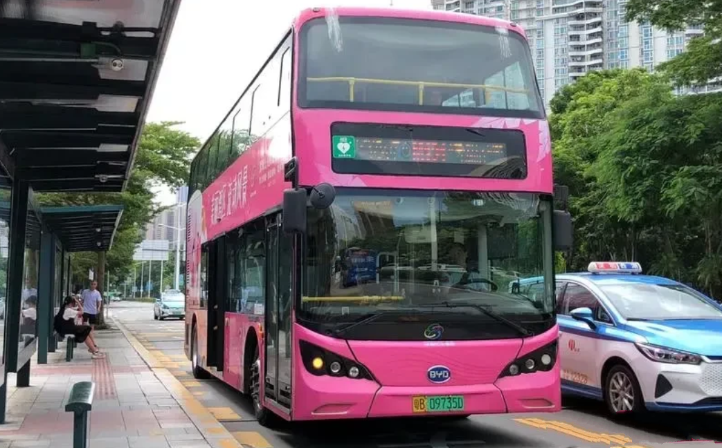 现在好像除了香港还有双层公交车，内地的城市好像都没有了吧。武汉当年取消双层公交车