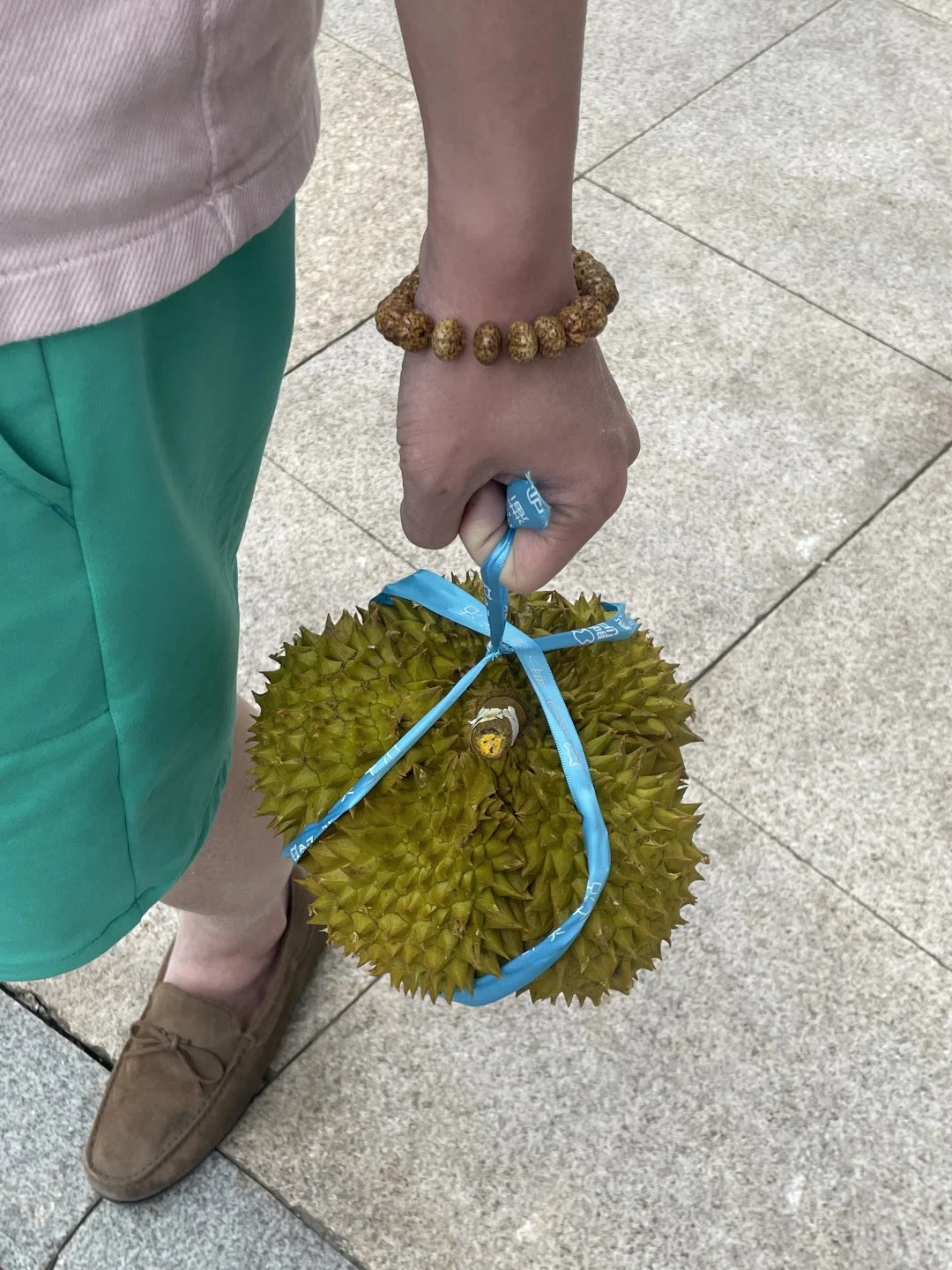 盒马阿姨极力不让买的榴莲被我拿下！（到家了
路过盒马，看到新到了一大批榴莲，作为