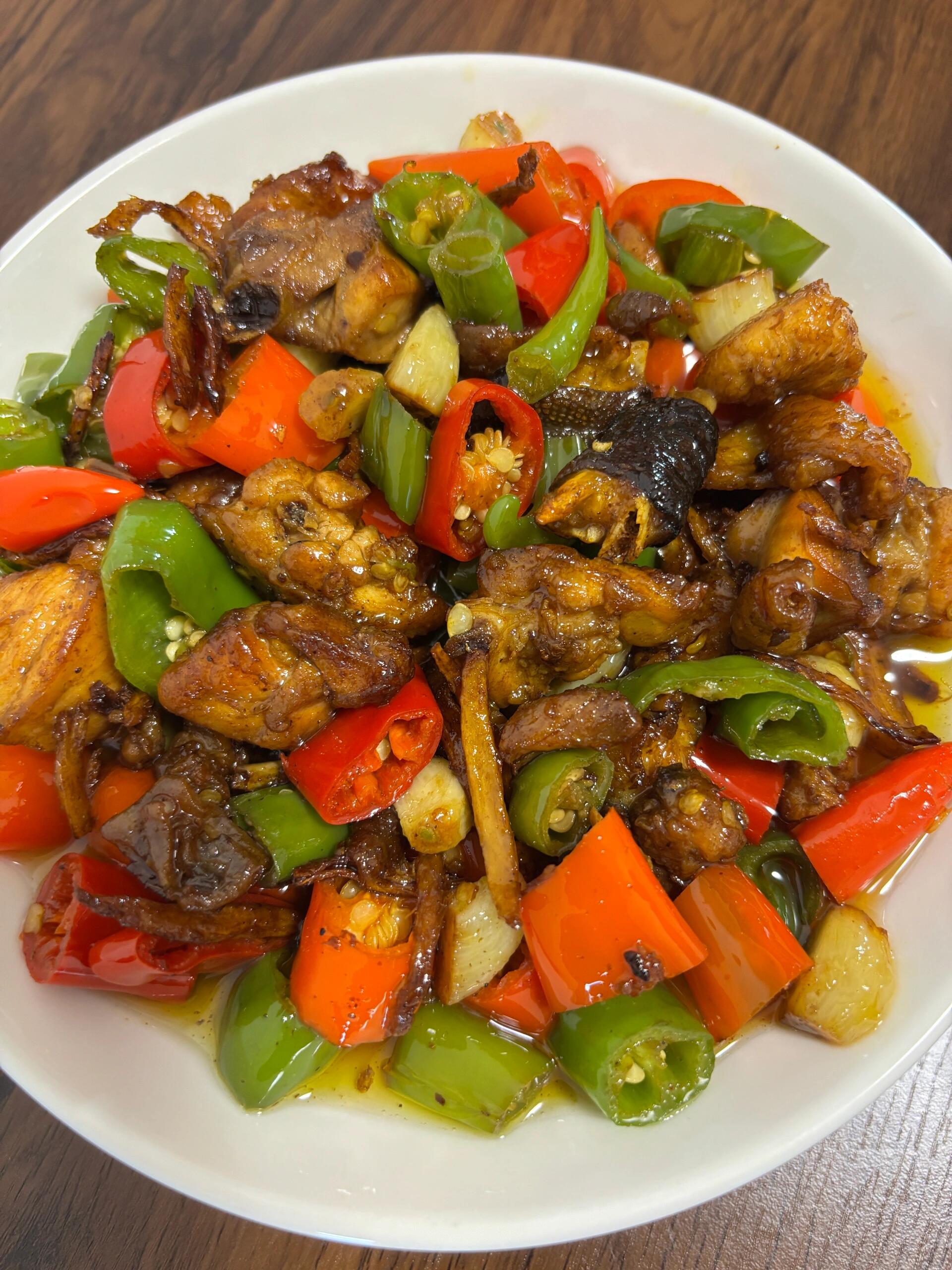 百吃不厌的小炒鸡，太费米饭了！！！
朋友们，这道小炒鸡是我们家餐桌离不开的一道菜