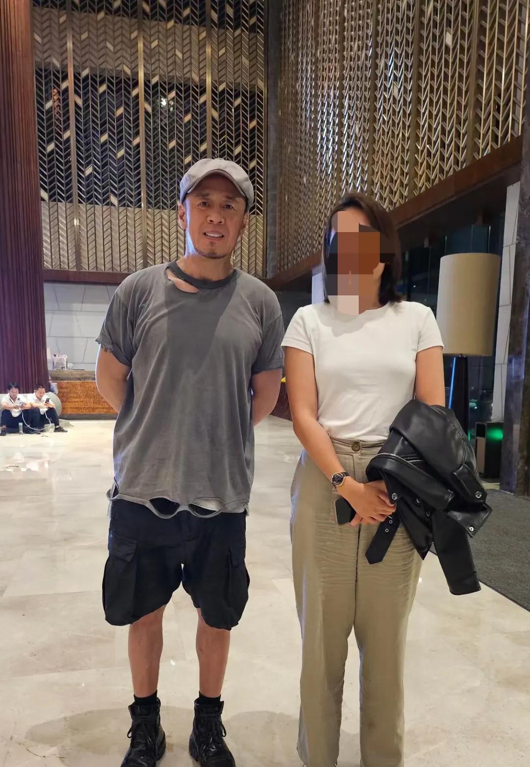 很想为杨坤说句公道话，
自从刀郎那首歌后，
杨坤一直受到许多非议，
让本来很自信