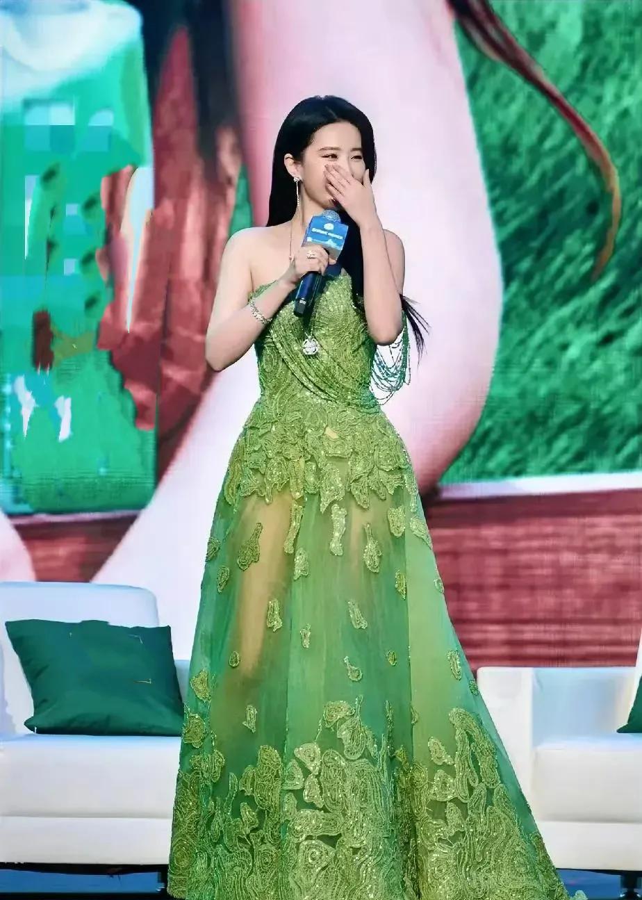 这大概是刘亦菲穿衣最大胆的一次了，一身绿色透明薄纱裙，礼服的品质一看就很高端，本