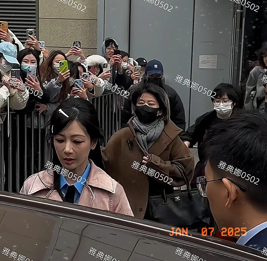 杨紫本人太幻灭了，被粉丝吹成女神小仙女的她，真人又老又瘦离开美颜滤镜根本没法看，
