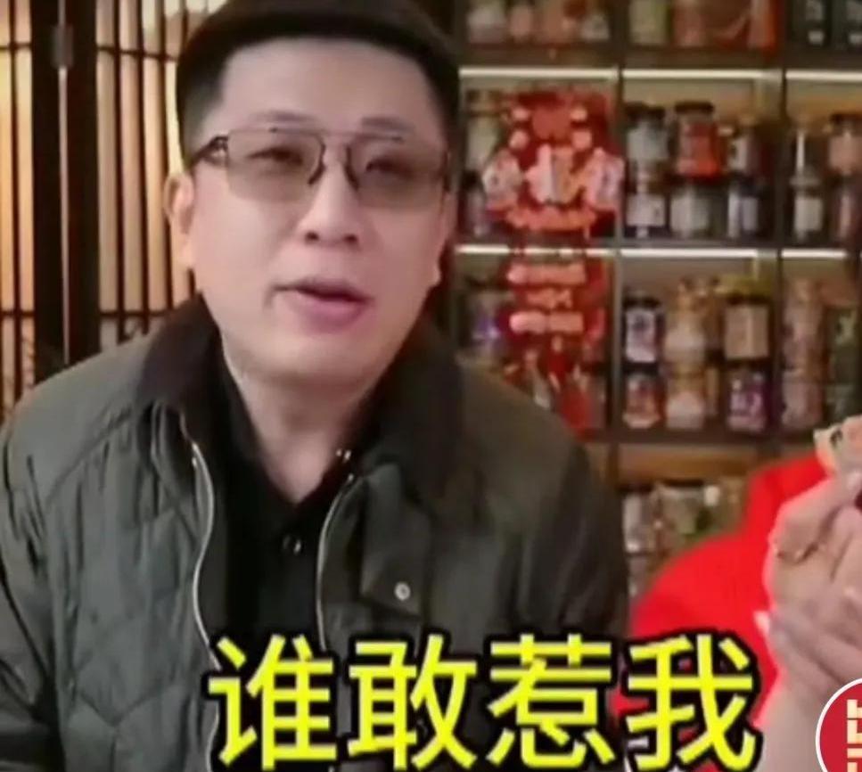 相声圈又炸锅了！
杨家兄弟摊上大事，四十岁的大涌突然被曝早有"前科"。杨议突然让