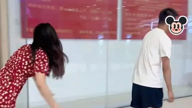 女子离婚后对前夫依依不舍，求他不要走，前夫甩开她的手直接跑掉