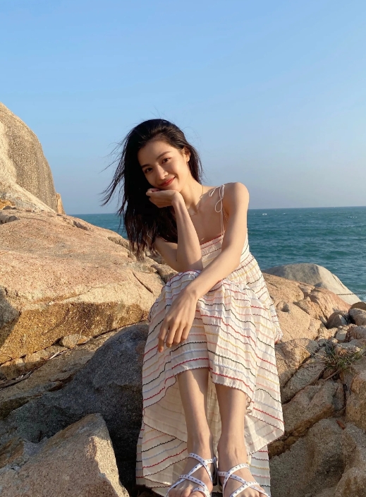 钟楚曦，168cm，素甲美脚。