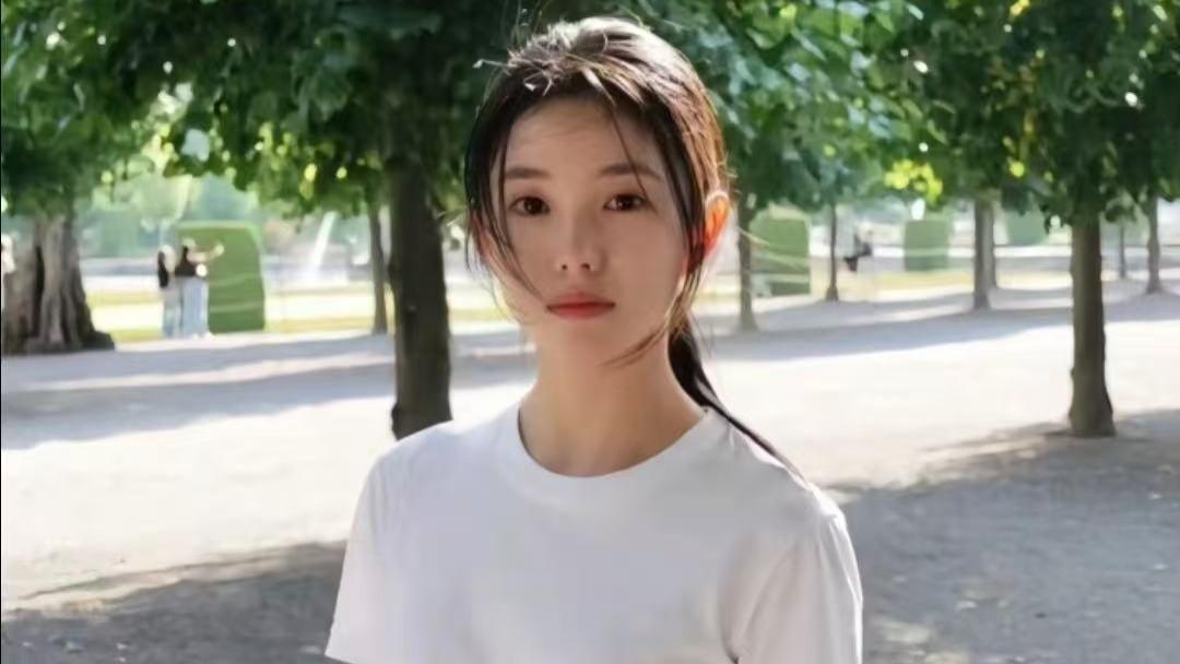 清纯系代表刘浩存，侧脸美如艺术品，演技与颜值并存的“白月光女神”