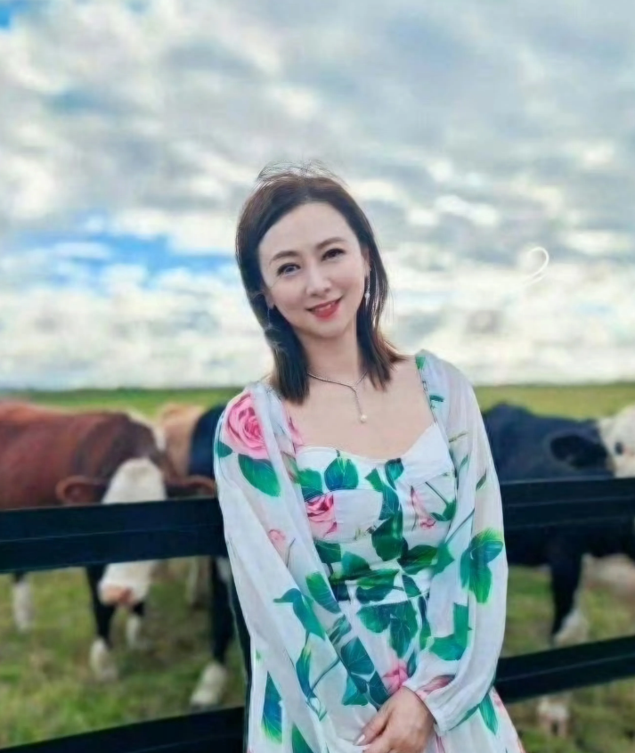 翁虹从来没有营销过冻龄和美貌，但她的状态确实好，56岁的她身材高挑苗条脸上没有科