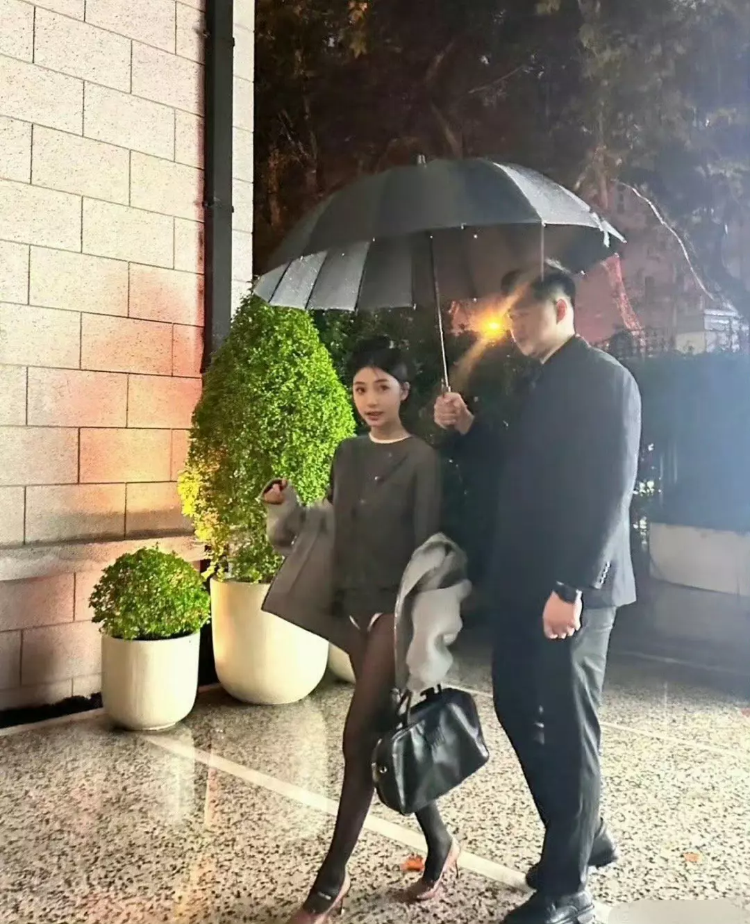 她真是一点架子都没有，也就请了一个保镖而已

