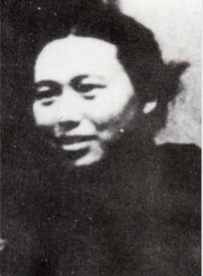 1933年，16岁的李开芬被活埋，这时，政治部主任张琴秋骑马冲了过来，高喊：“她