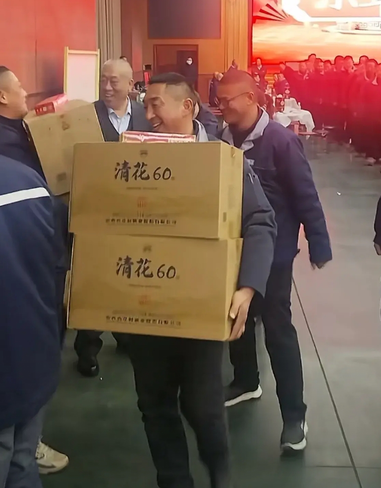 河南矿山集团崔总这福利发得是真豪横。6100万年终奖，堆成小山似的现金，前三名员