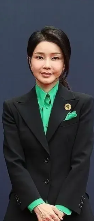 韩国总统夫人金建希的5大丑闻！
​第一，头牌出身：金建希曾化名"朱莉"在江南一家