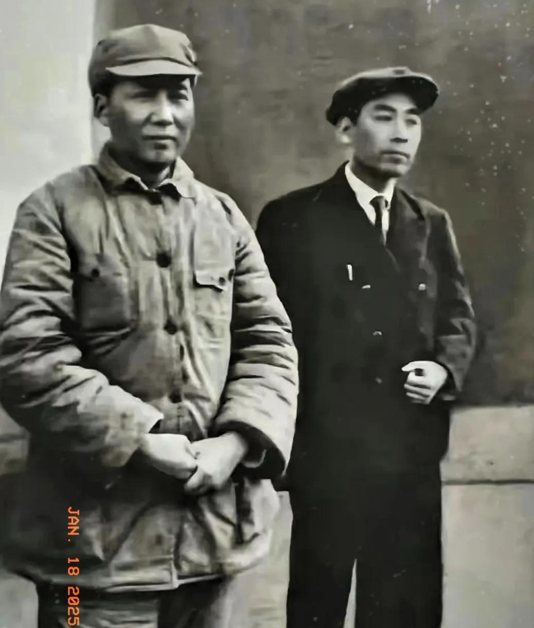 珍藏版的历史照片。
这是一张两位伟人在延安时期留下的这张珍贵照片 忆往昔峥嵘岁