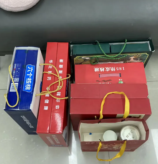 男朋友第一次上门，带了这些礼品，还给了小侄子600块红包，却被爸妈嫌弃……

不