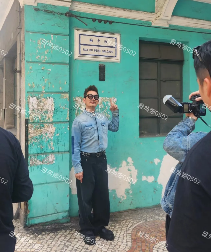 澳门偶遇任贤齐，本人跟电视上长得一模一样，58岁的他很年轻，性格活跃好脾气一直乐