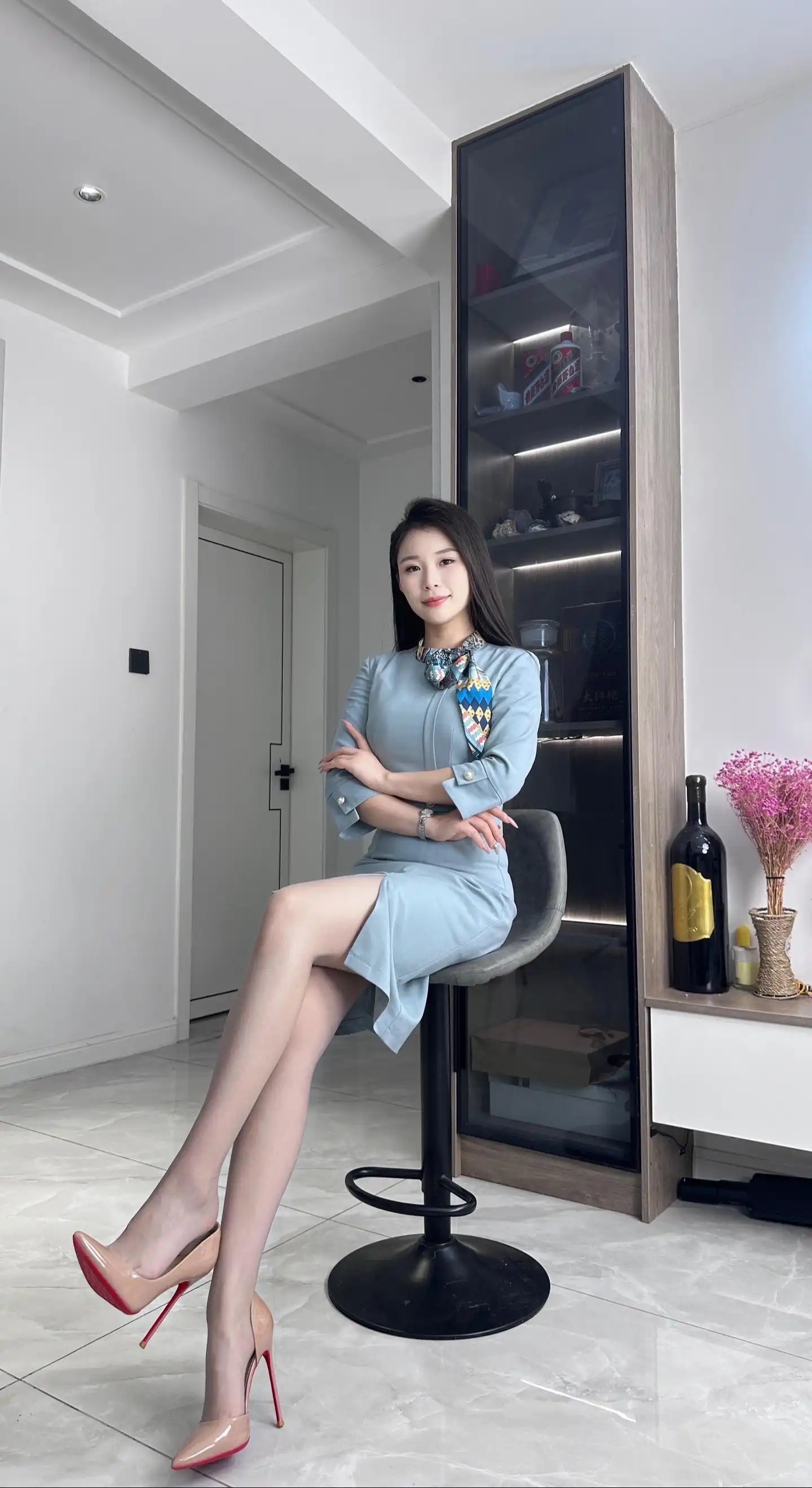 优雅自信风
身着优雅蓝裙，尽显我的自信与魅力
这一身装扮，让我时刻散发迷人气质