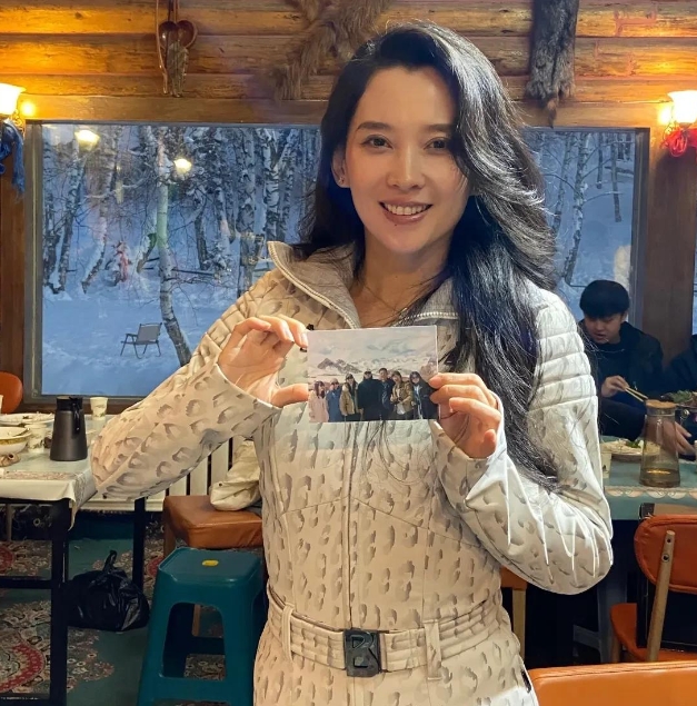 汪峰新女友森林北疆近日在新疆被偶遇，她身着休闲，保暖同时尽显时髦。素颜出镜的她状