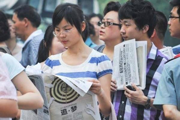 今年高考结束以后，据称张雪峰老师售价高达2万元的高考志愿填报课程被抢购一空，随之