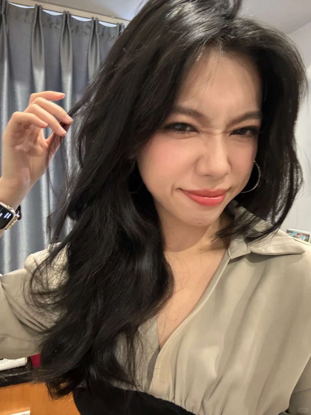 发几张自拍🤳
刘海尴尬期，卷了头发