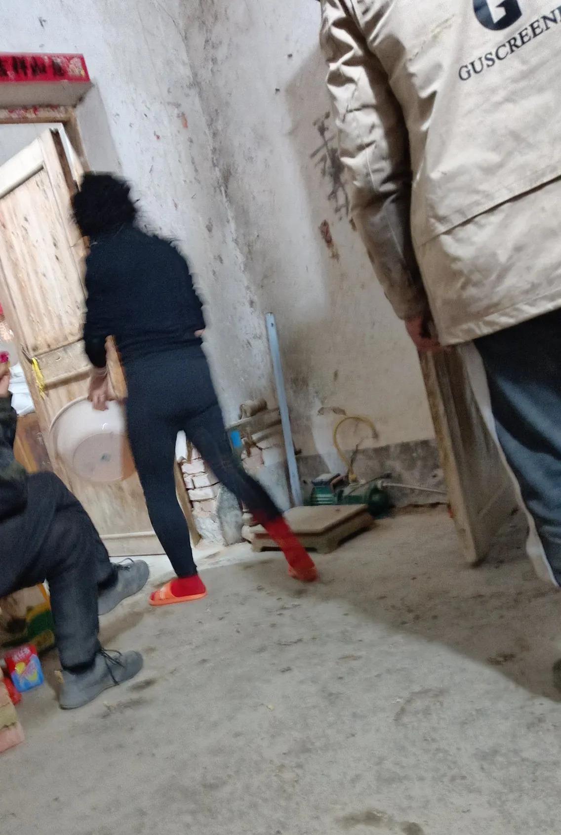 这事儿简直炸了！小两口甜蜜蜜，男的竟然偷偷摸摸住进女宿舍，把我们几个老姐妹雷得外