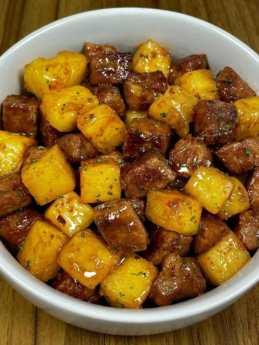 这道菠萝黑椒牛肉粒把菠萝的酸甜可口和牛肉的嫩滑完美的结合在一起，好吃又解腻这样的