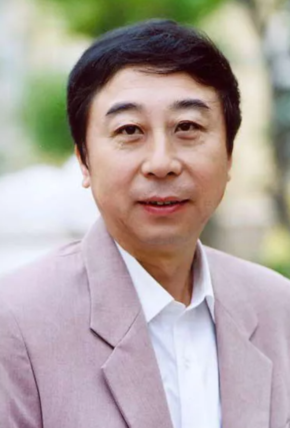 一天，贾玲忐忑的拨通了恩师冯巩电话：“师父，我拍电影，你能来客串一下吗？一句台词