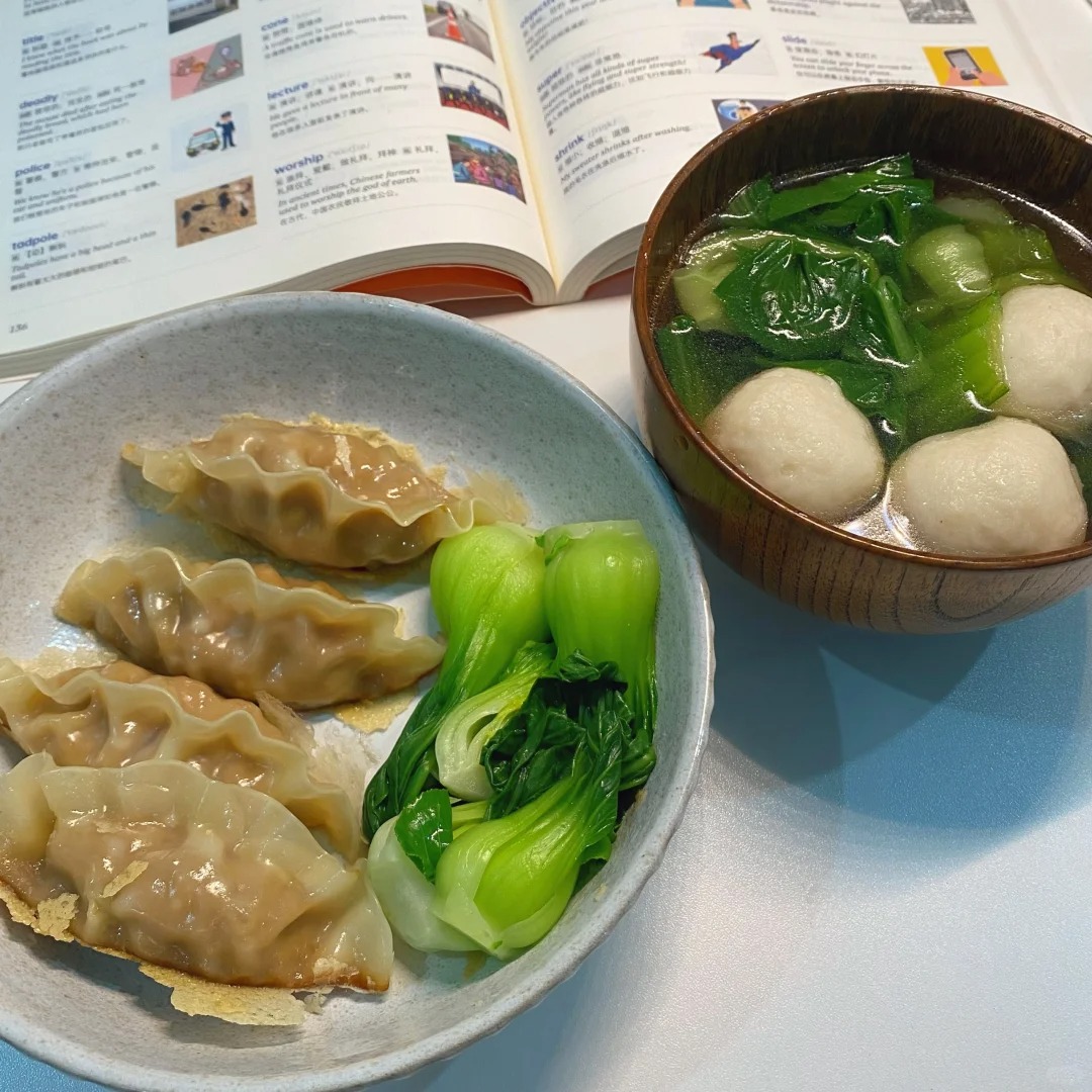 高三女儿的夜宵
今晚给女儿做了煎饺，烫青菜，还有一小碗鱼丸汤。虽然清淡了些，但女