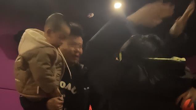 这个情人节真热闹：未成年人的家长们给所有人上课——开学咋办？