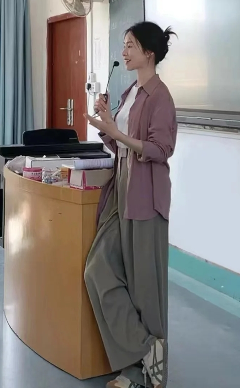 教师节其实不用送什么贵重的礼物，孩子画一幅画，或者做一张贺卡，表达对老师的感恩就