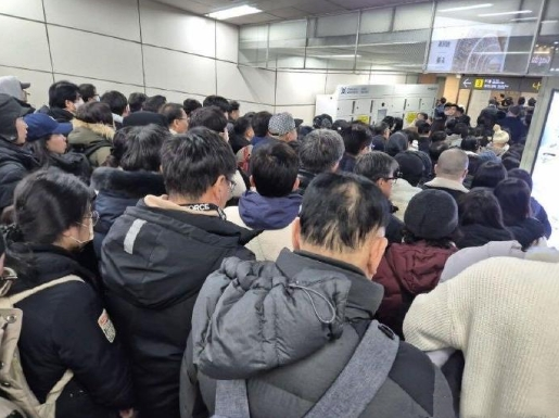 韩国国会前20万+观众示威游行，这可比明星演唱会歌迷还多！如果每个月一次韩国总统