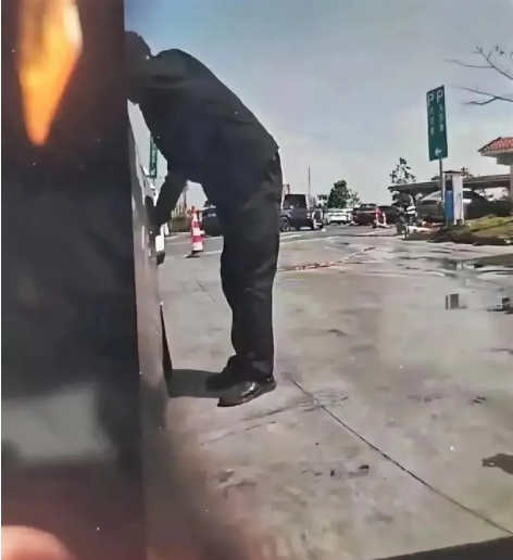 阳江那个扎轮胎的家伙真是干了几件蠢事。首先，他完全不了解现在的车都有啥功能，现在